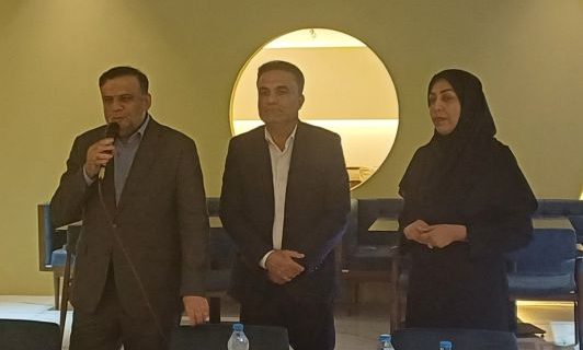 معلمان و کادر اجرایی مدرسه فرزانگان یک بندرعباس تجلیل شدند