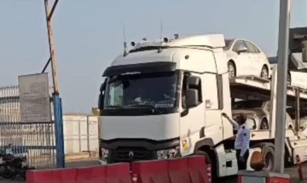 عملیات ترخیص خودروهای خارجی از بندرشهید رجایی آغاز شد عملیات ترخیص خودروهای خارجی از بندرشهید رجایی آغاز شد