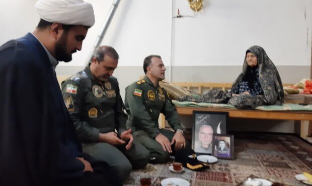 گوشهای از دیدار فرماندهان هوانیروز با خانواده شهدا گوشهای از دیدار فرماندهان هوانیروز با خانواده شهدا