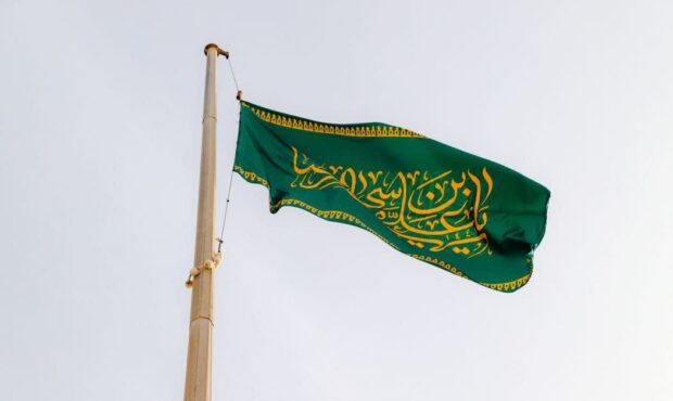 اهتزاز پرچم منقش به نام مبارک حضرت رضا(ع) در جزیره ایرانی اهتزاز پرچم منقش به نام مبارک حضرت رضا(ع) در جزیره ایرانی