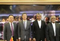 نشست صمیمانه رئیس شورای اسلامی شهر و شهردار بندرعباس با سفیر جمهوری خلق چین در ایران در دفتر شهردار برگزار شد.
