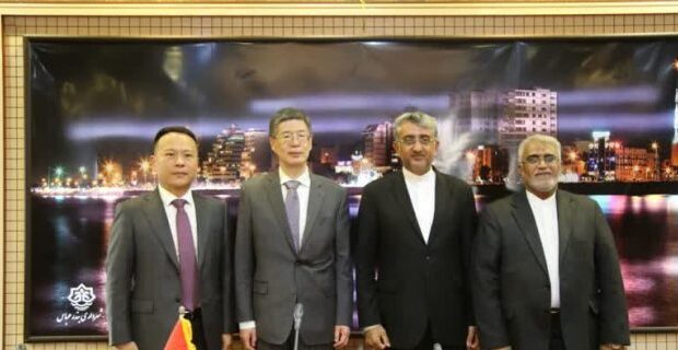 نشست صمیمانه رئیس شورای اسلامی شهر و شهردار بندرعباس با سفیر جمهوری خلق چین در ایران در دفتر شهردار برگزار شد. نشست صمیمانه رئیس شورای اسلامی شهر و شهردار بندرعباس با سفیر جمهوری خلق چین در ایران در دفتر شهردار برگزار شد.
