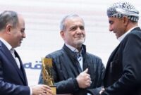 تقدیر از عیسی علی پور صیاد هرمزگانی به عنوان صیاد نمونه میگو گیر کشور تقدیر از عیسی علی پور صیاد هرمزگانی به عنوان صیاد نمونه میگو گیر کشور