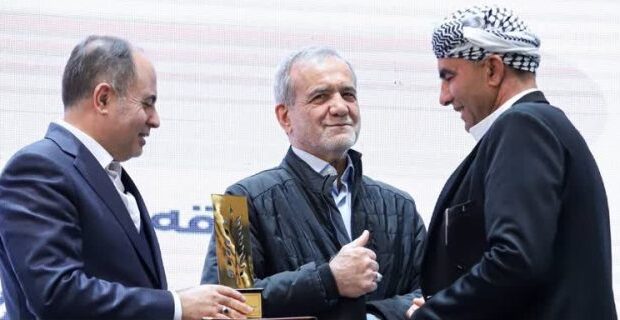 تقدیر از عیسی علی پور صیاد هرمزگانی به عنوان صیاد نمونه میگو گیر کشور تقدیر از عیسی علی پور صیاد هرمزگانی به عنوان صیاد نمونه میگو گیر کشور