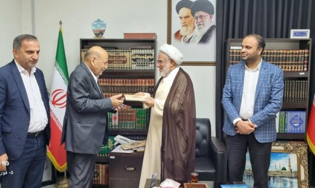 امام جمعه بندرعباس نشان سفیر مدرسهسازی را دریافت کرد امام جمعه بندرعباس نشان سفیر مدرسهسازی را دریافت کرد