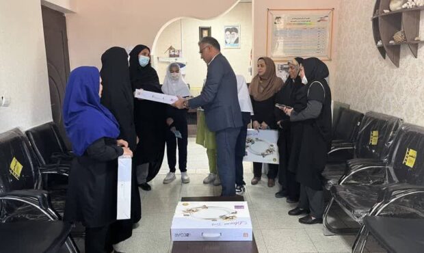 تجلیل از دختران شهدا در بندرعباس به مناسبت روز دختر و گرامیداشت روز معلم تجلیل از دختران شهدا در بندرعباس به مناسبت روز دختر و گرامیداشت روز معلم