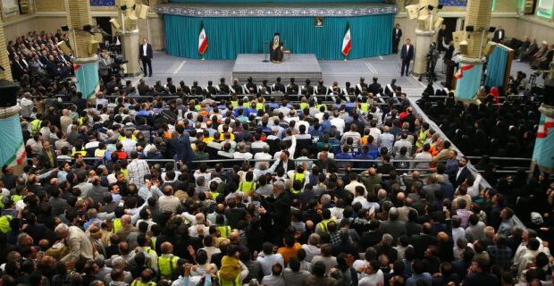 دیدار بیش از ۸۰ نفر از کارگران استان هرمزگان با رهبر معظم انقلاب دیدار بیش از ۸۰ نفر از کارگران استان هرمزگان با رهبر معظم انقلاب