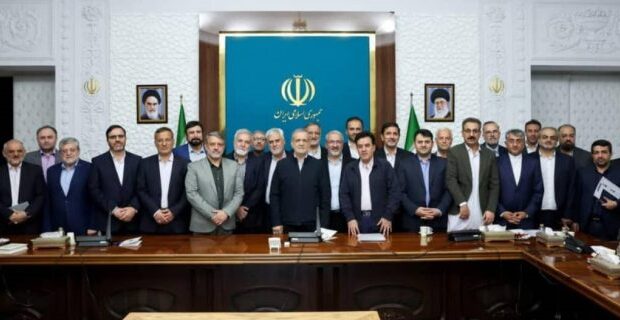 حضور شهردار بندرعباس در نشست شهرداران کلانشهرها با رئیسجمهور حضور شهردار بندرعباس در نشست شهرداران کلانشهرها با رئیسجمهور