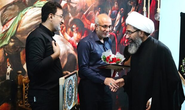 تجلیل از چهره ماندگار احیای روضههای خانگی در محله الشهدا بندرعباس تجلیل از چهره ماندگار احیای روضههای خانگی در محله الشهدا بندرعباس