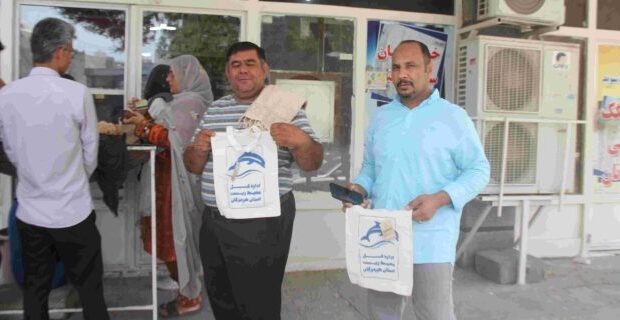 حضور پرسنل محیط زیست هرمزگان در فروشگاه های زنجیره ای و نانوائی های بندرعباس به مناسبت روز جهانی بدون پلاستیک