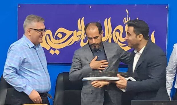 تجلیل از خدمات محمد ربیعی در حوزه تامین و توزیع فراورده های نفتی تجلیل از خدمات محمد ربیعی در حوزه تامین و توزیع فراورده های نفتی