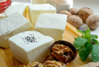 خوردن پنیر با این ۱۶ ماده غذایی ممنوع!